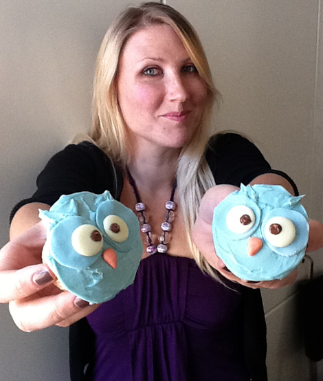 Tamlyn holds up 2 cupcakes